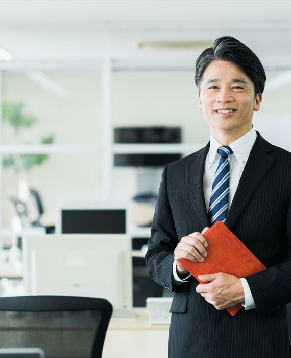 ポーズを決める男性スタッフ