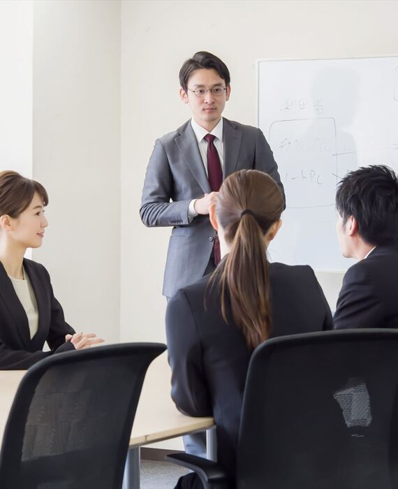 ミーティングで話す男性スタッフ